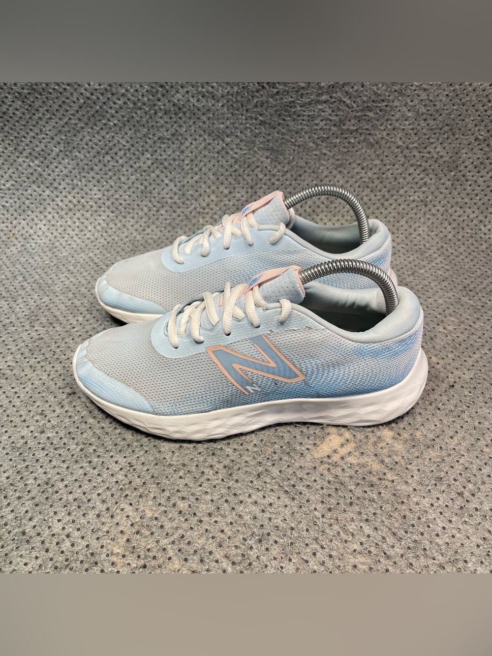 New Balance 520 v8 Running Shoes Size 7.5 Women’s 6 Men’s